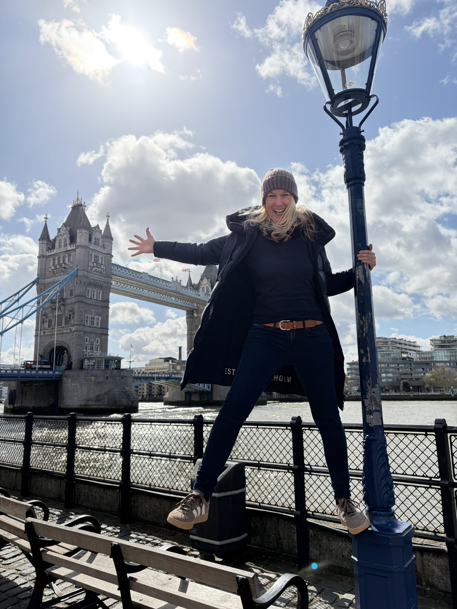 Dana Sachs vor der Tower Bridge in London
